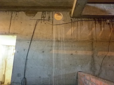 Круглое отверстие в стене дома для прокладки вентиляционной трубы