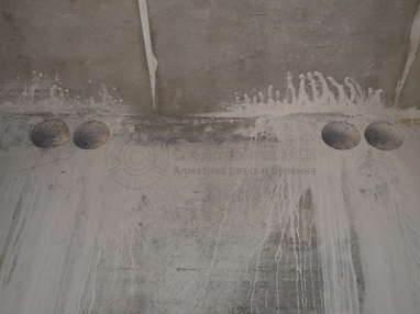 Отверстия в бетонной стене с помощью алмазного сверления