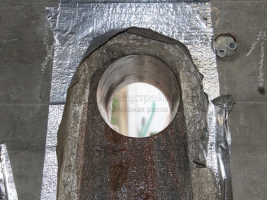 Ровное отверстие для вывода канализационной трубы 